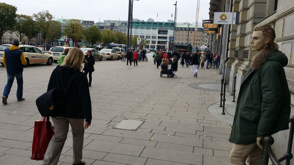 2.30 pm: The organ grinder of Jungfernstieg