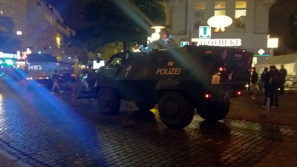 10.00 pm - sirens, riot police and protests in central Hamburg