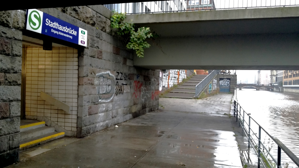 1.30 pm: Rain and bridges - Hamburg cliches